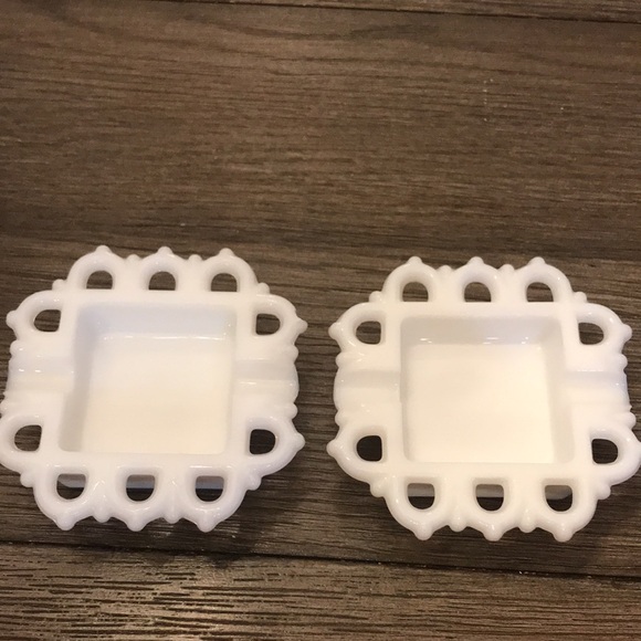 Westmoreland vintage grape pattern drinking glass and two unmarked ashtrays - Picture 8 of 11